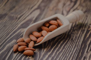 fındık badem ölçekler ve ahşap arka plan