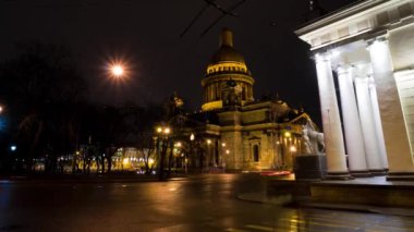 Isaacs Katedrali, Saint Petersburg Palace Square yakınındaki güzel gece manzarası. Renkli aydınlatma için önde gelen Rus landmark. Saint-Petersburg, Rusya, 4k