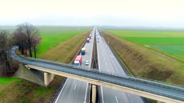 Εθνική οδό κυκλοφορίας των αυτοκινήτων και φορτηγών εναέριο κηφήνα βίντεο — Αρχείο Βίντεο