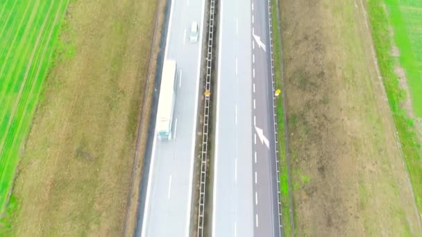 Snelweg verkeer van auto's en vrachtwagens luchtfoto video drone — Stockvideo