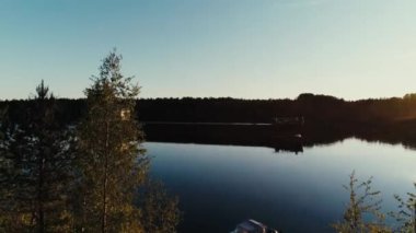 Nehir boyunca yelken tanker.