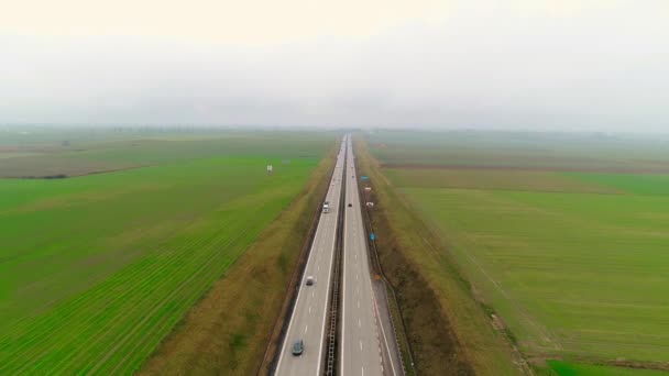 Snelweg verkeer van auto's en vrachtwagens luchtfoto video drone — Stockvideo