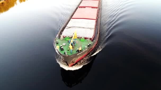 Δεξαμενόπλοιο που πλέουν κατά μήκος του ποταμού. — Αρχείο Βίντεο