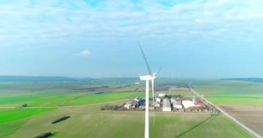 Rüzgar enerjisi, türbin, yel değirmeni, enerji üretimi üzerinde hava dron görünümü. Yeşil teknoloji, temiz ve yenilenebilir enerji çözüm
