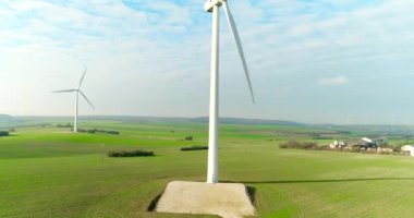 Rüzgar enerjisi, türbin, yel değirmeni, enerji üretimi üzerinde hava dron görünümü. Yeşil teknoloji, temiz ve yenilenebilir enerji çözüm