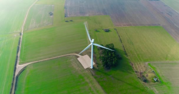 Letecké dron pohled na větrná energie, turbína, větrný mlýn, produkce energie. Zelená technologie, čisté a obnovitelné energie řešení — Stock video