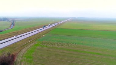 Otomobil ve kamyon hava video dronun karayolu trafik