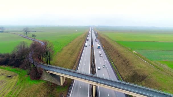 Autostrady ruchu samochodów i ciężarówek lotnicze wideo drona — Wideo stockowe