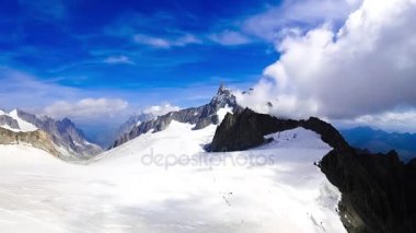 Mont Blanc kar ve bulutlar timelapse. Europe