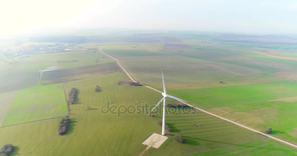 Vue aérienne par drone sur l'énergie éolienne, l'éolienne, l'éolienne, la production d'énergie. La technologie verte, une solution d'énergie propre et renouvelable — Video