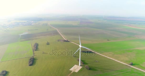 Letecké dron pohled na větrná energie, turbína, větrný mlýn, produkce energie. Zelená technologie, čisté a obnovitelné energie řešení — Stock video