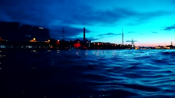 Nacht St.Petersburg. De boot vaart over de rivier van de nacht. — Stockvideo