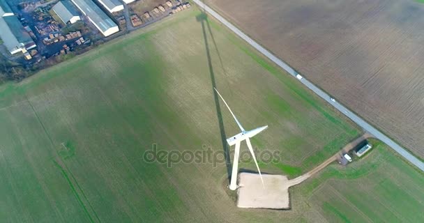 Vista aérea de aviones no tripulados en energía eólica, turbina, molino de viento, producción de energía. Tecnología verde, una solución de energía limpia y renovable — Vídeo de stock