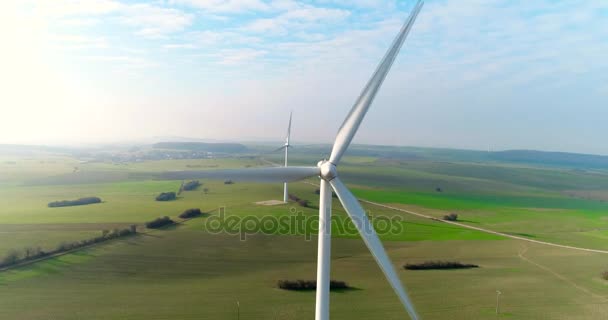 Letecké dron pohled na větrná energie, turbína, větrný mlýn, produkce energie. Zelená technologie, čisté a obnovitelné energie řešení — Stock video