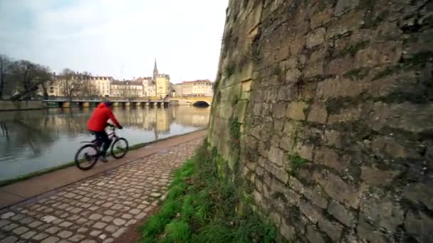 Liebespaar radelt in der Stadt — Stockvideo