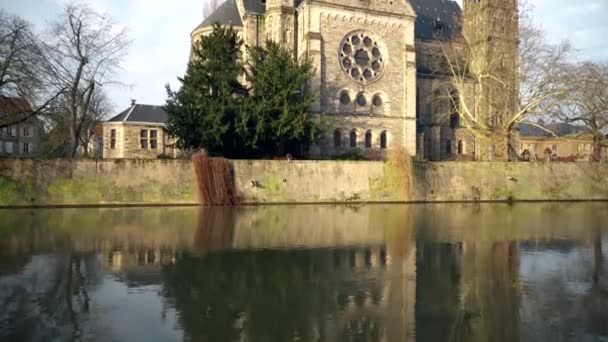 Vue panoramique de l'église néo-romane du Temple Neuf à Metz, située sur une île de la Moselle . — Video