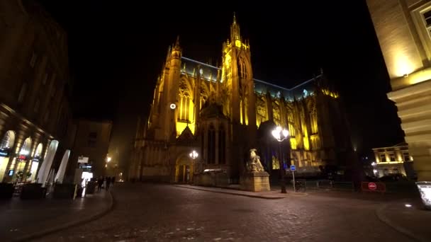 Kathedraal van Saint Stephen van Metz, Metz kathedraal at night met kathedraal licht door gele lichten, Metz, Frankrijk — Stockvideo