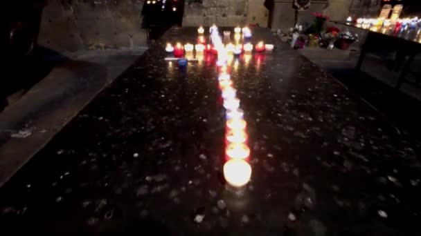 Velas votivas de oración en cámara lenta en la iglesia. Catedral de Metz, Catedral de San Esteban — Vídeos de Stock