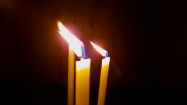 Yavaş hareket dua mumlar. Yavaşlama 8 kere.