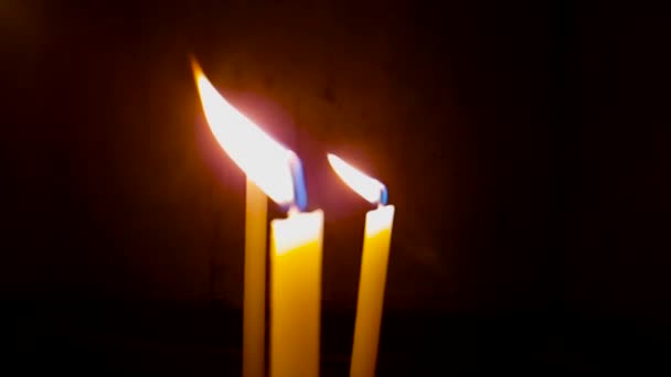 Медленные молитвенные свечи. Замедление в 4 раза . — стоковое видео