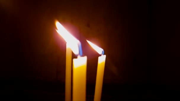 Медленные молитвенные свечи. Замедление в 8 раз . — стоковое видео