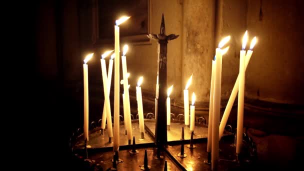 Velas encendidas en la iglesia. — Vídeos de Stock