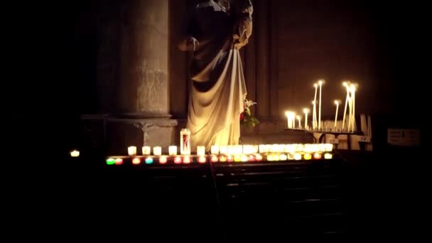 Hořící svíčky v kostele. — Stock video
