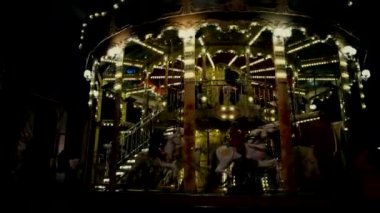 Çocukların atlıkarınca üstünde binmek. Güzel bir cazibe.