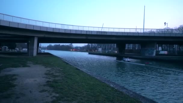 Rivière dans le centre de Reims. Heure du soir . — Video