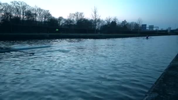 Kayaker filas rápidamente a través del agua . — Vídeos de Stock
