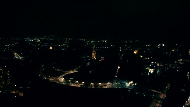 Vol de drone aérien au-dessus de la nuit Metz à, France — Video