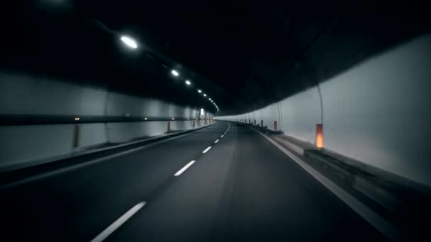 Conduciendo en el túnel. Giro lento . — Vídeos de Stock