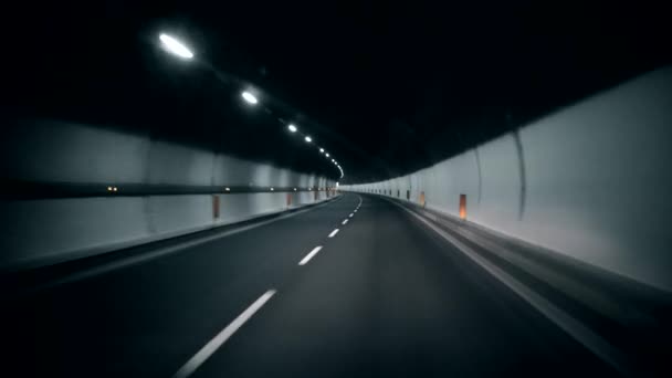 Tunnelfahren. Schnelle Wende. — Stockvideo