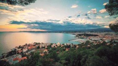 4 k Timelapse, güzel Fransa günbatımı panorama, cityscape Rating Caddesi, mesire ve çatı renk düzeltme ile Fransız Riviera bina ile gün batımında