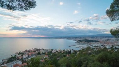 4 k Timelapse, güzel Fransa günbatımı panorama, cityscape Rating Caddesi, mesire ve çatı Fransız Riviera Hayır renk düzeltme bina ile gün batımında