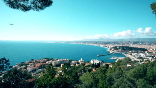 Αεροπλάνο προσγειώνεται στο αεροδρόμιο Nice Κυανή Ακτή. Θάλασσα και ήλιος. — Αρχείο Βίντεο