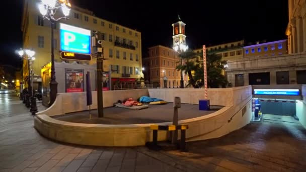 Sem-teto dorme na cidade de Nice, na França — Vídeo de Stock