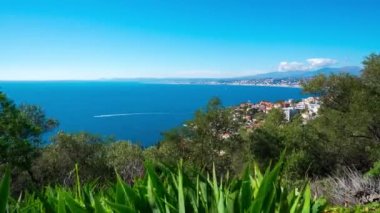 Güneşli güzel şehir panoraması Timelapse. Fransa. Fransız Rivierası.