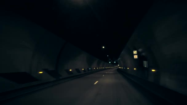 Conduire dans un tunnel sombre 