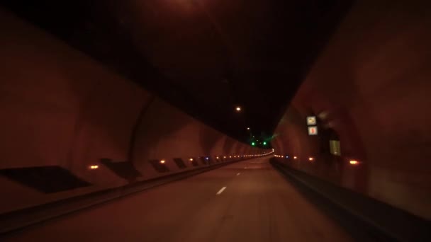 Conduire dans un tunnel sombre 