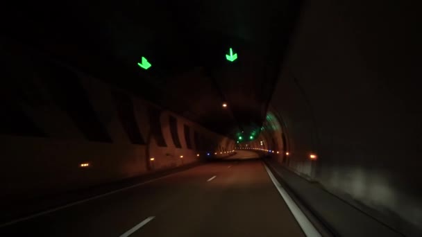 Conduire dans un tunnel sombre 