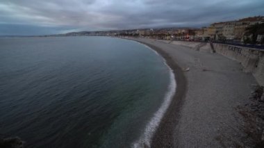 Güzel mesire anglais Denizi ve Akdeniz deniz dalgaları ile akşam