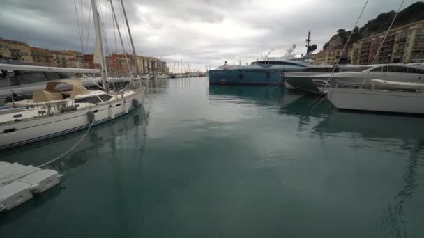 Bellissimi yacht costosi si trovano nel porto sul mare — Video Stock