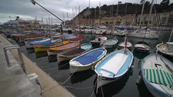 Muitos diferentes de pequenos barcos de pesca no porto de Nice, França — Vídeo de Stock