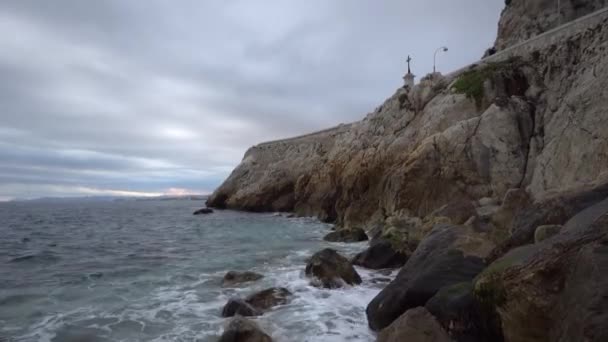 Vågor och stenar på Medelhavet — Stockvideo