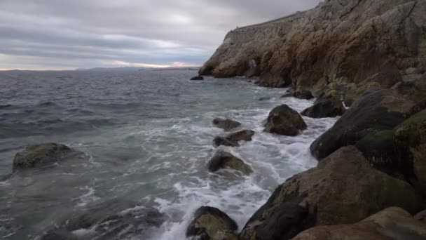 Wellen und Felsen am Mittelmeer — Stockvideo