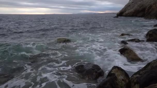Волны и скалы на Средиземном море — стоковое видео