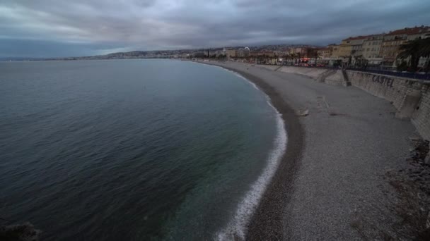 Evening on Nice promenade anglais with sea and waves on Mediterranean sea — Stock Video