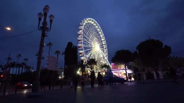 Rueda Ferris en la rueda panorámica nocturna Rueda gigante en el Niza — Vídeo de stock