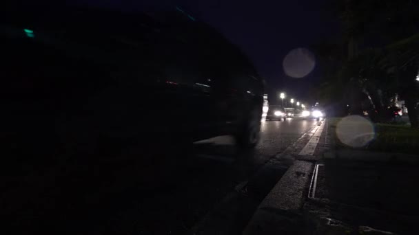 Bilar kör på night city street och många strålkastare — Stockvideo